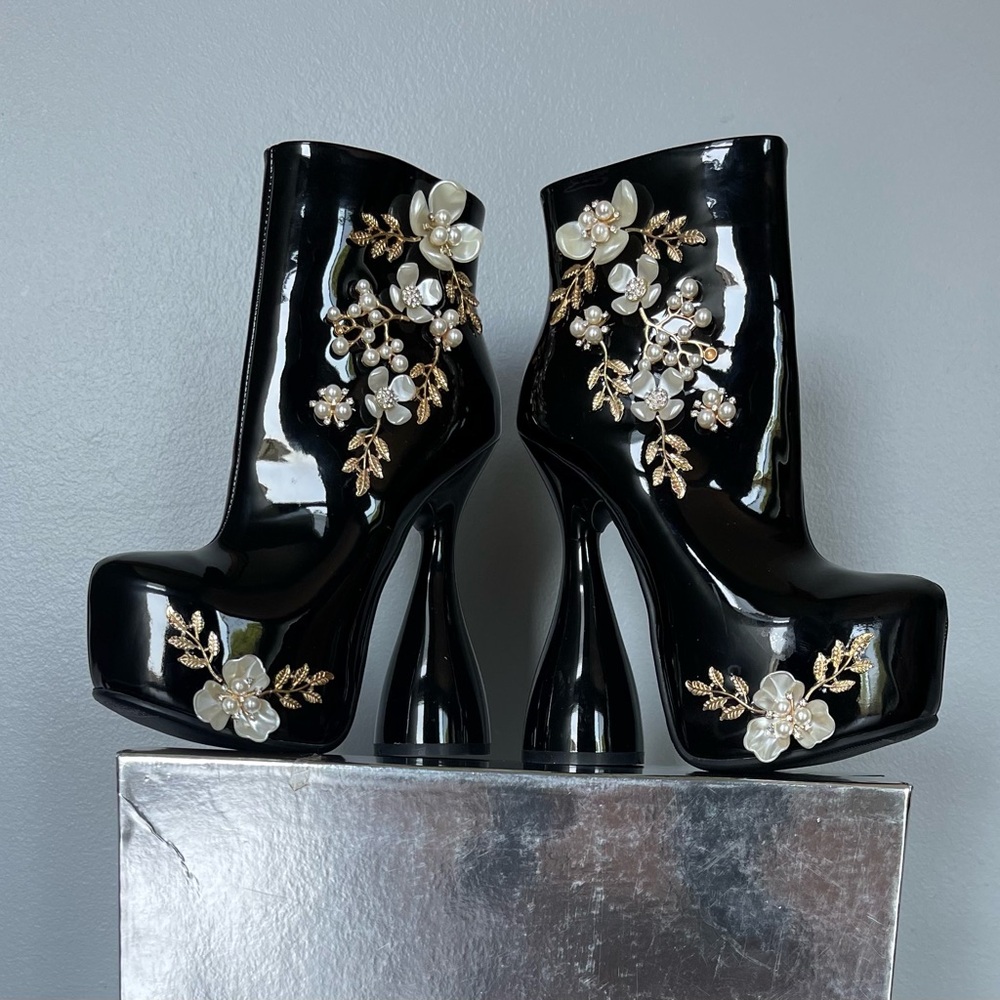 Unic boots great for any event. Absolutely new.